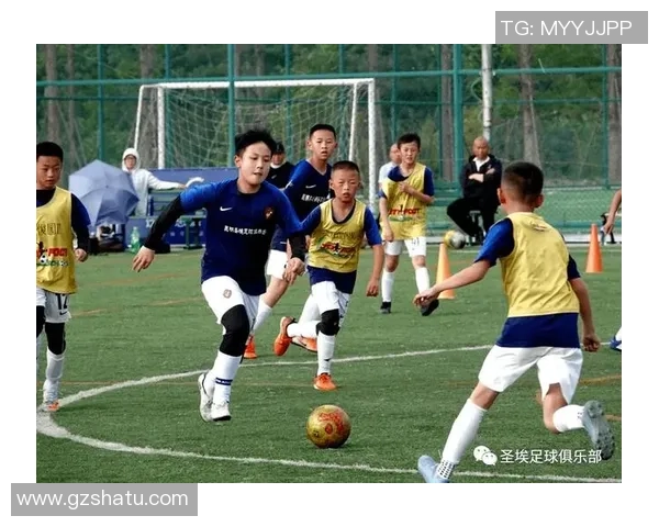 足球明星亲笔签名赠予孩子们点燃梦想的希望之光 足球明星亲笔签名赠予孩子们点燃梦想的希望之光