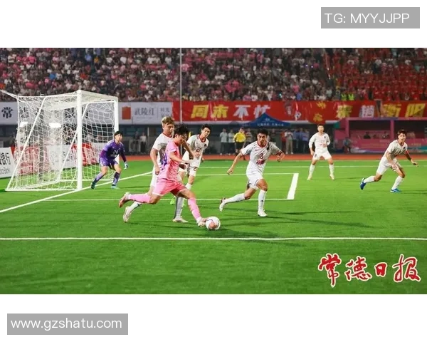 足球明星共同表达团结精神的精彩瞬间展现团队力量与友谊